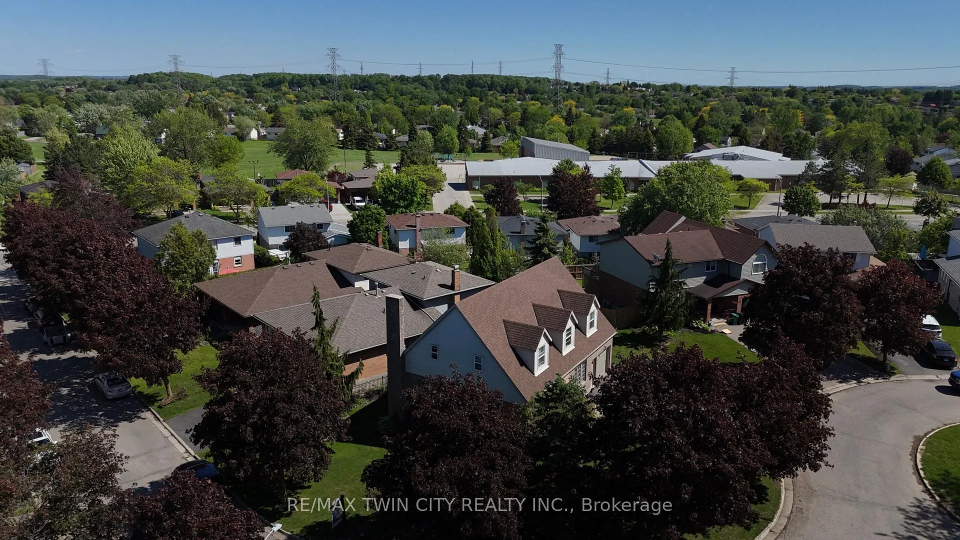 Photo 3 of 31 Windermere Court, Kitchener — HOMEH