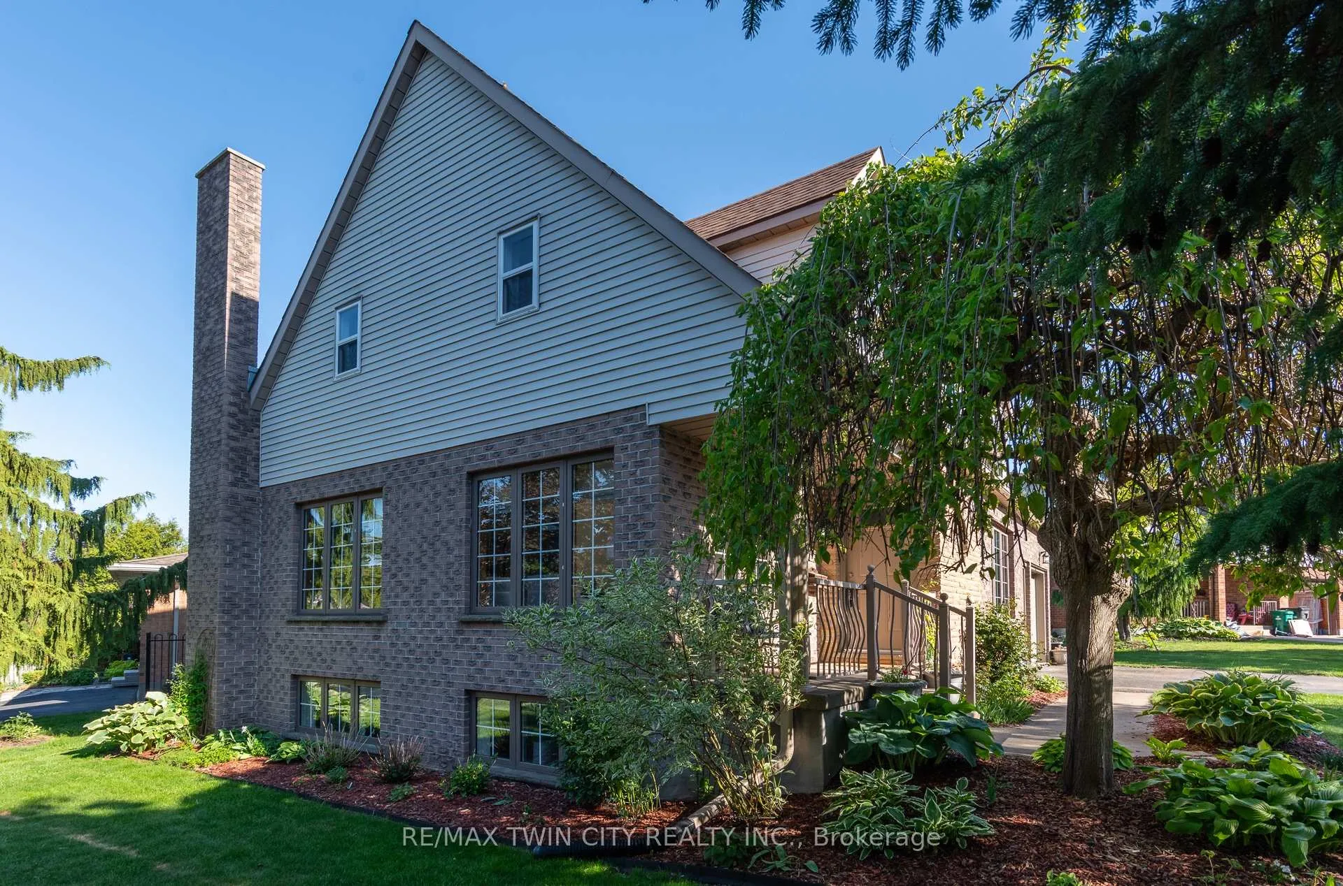 Photo 8 of 31 Windermere Court, Kitchener — HOMEH