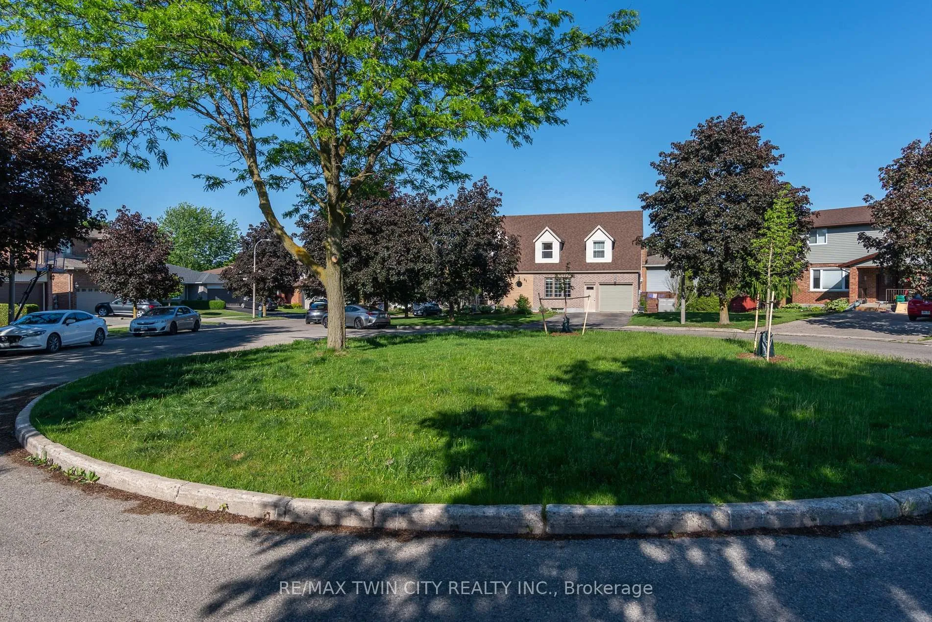 Photo 9 of 31 Windermere Court, Kitchener — HOMEH