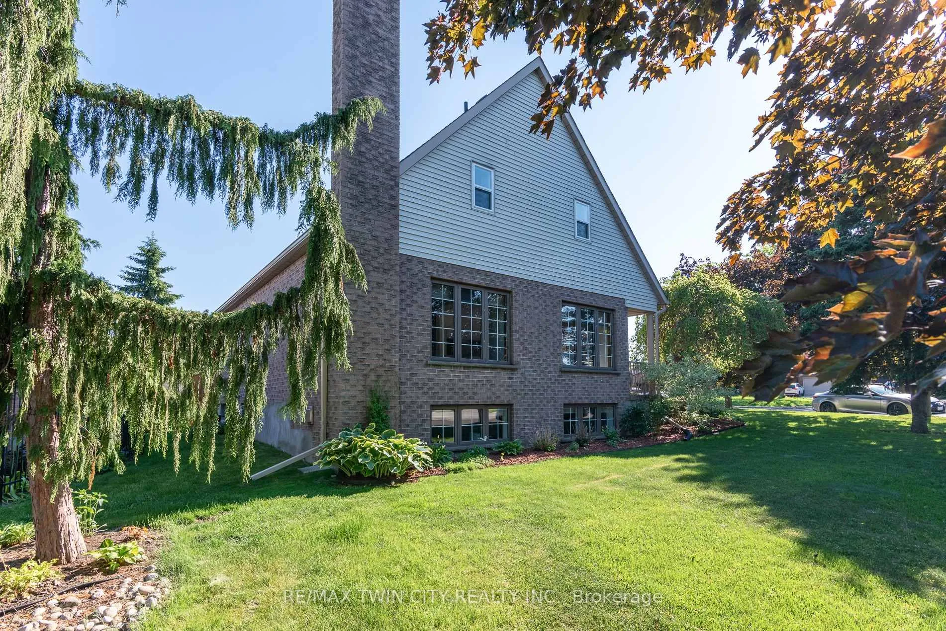 Photo 10 of 31 Windermere Court, Kitchener — HOMEH