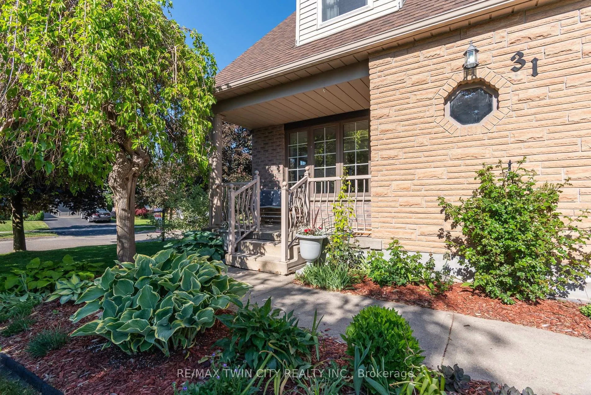 Photo 11 of 31 Windermere Court, Kitchener — HOMEH