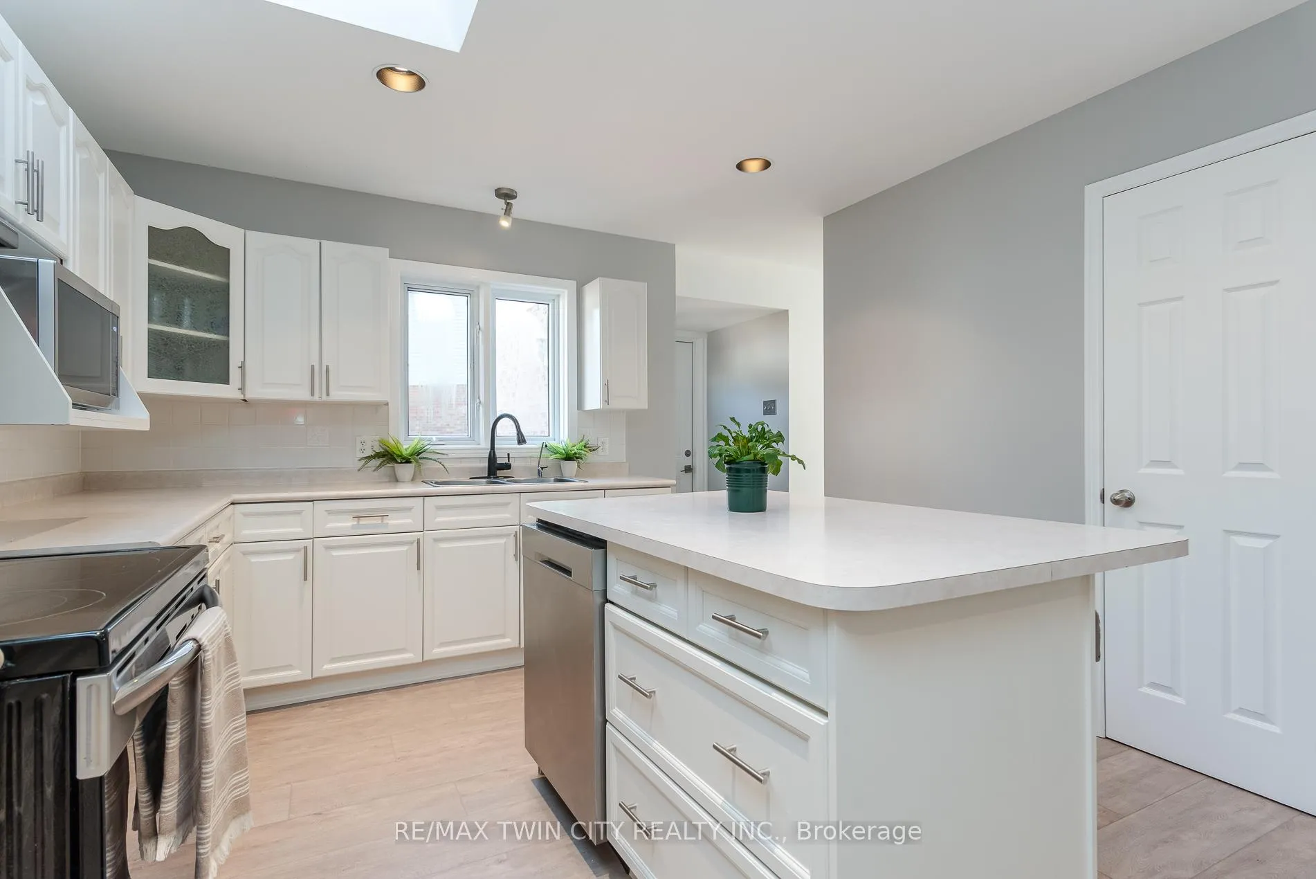 Photo 30 of 31 Windermere Court, Kitchener — HOMEH