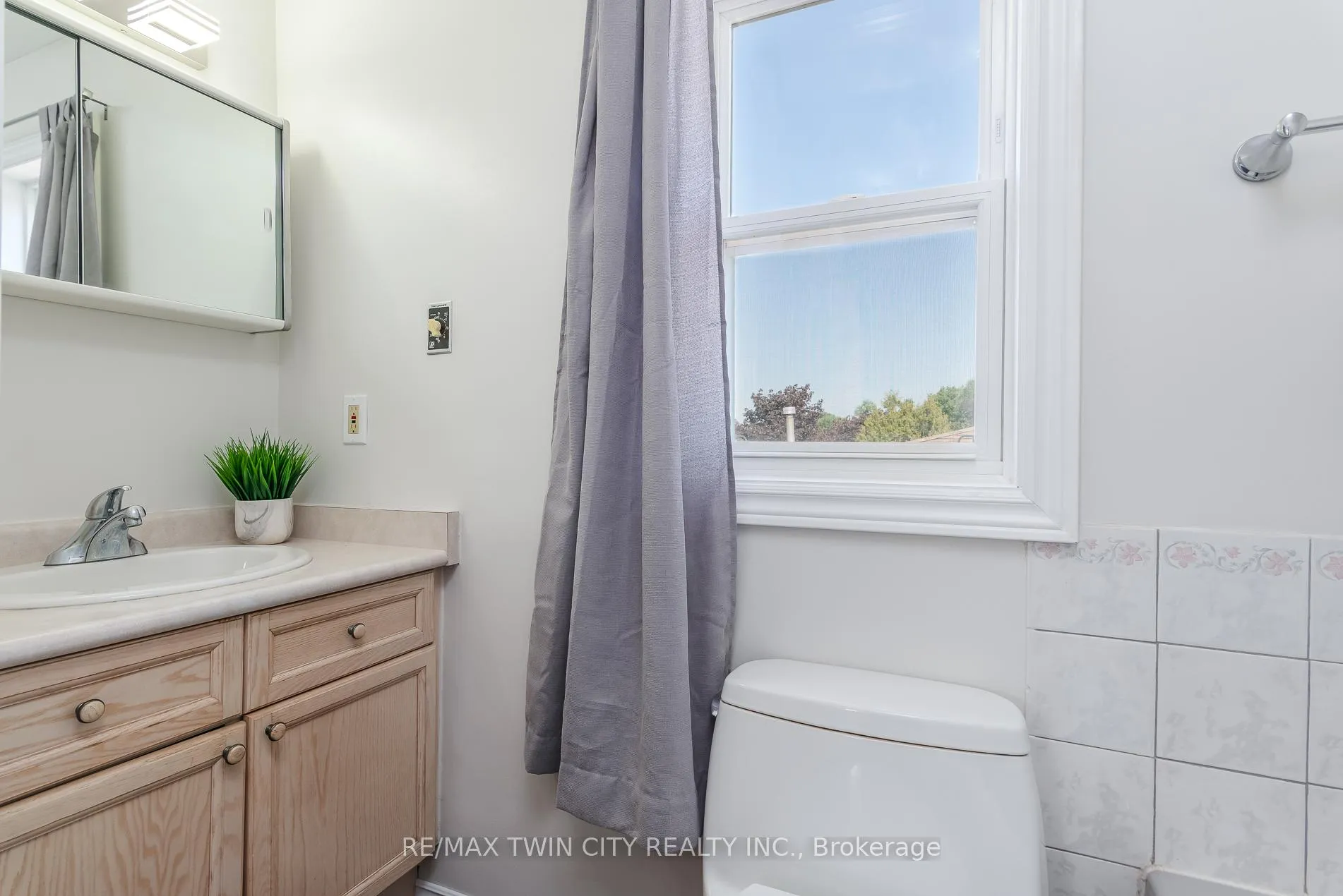 Photo 36 of 31 Windermere Court, Kitchener — HOMEH