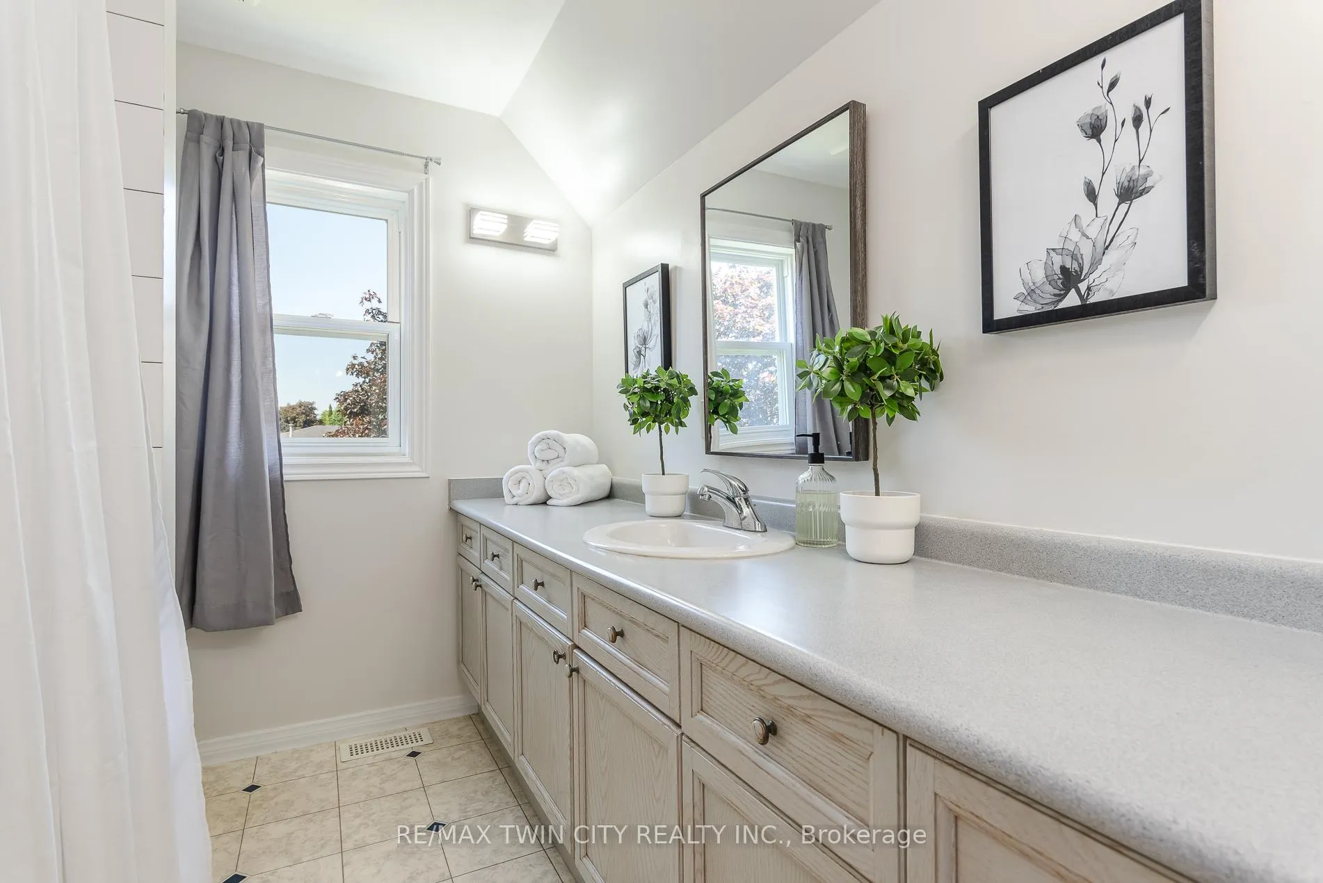 Photo 39 of 31 Windermere Court, Kitchener — HOMEH