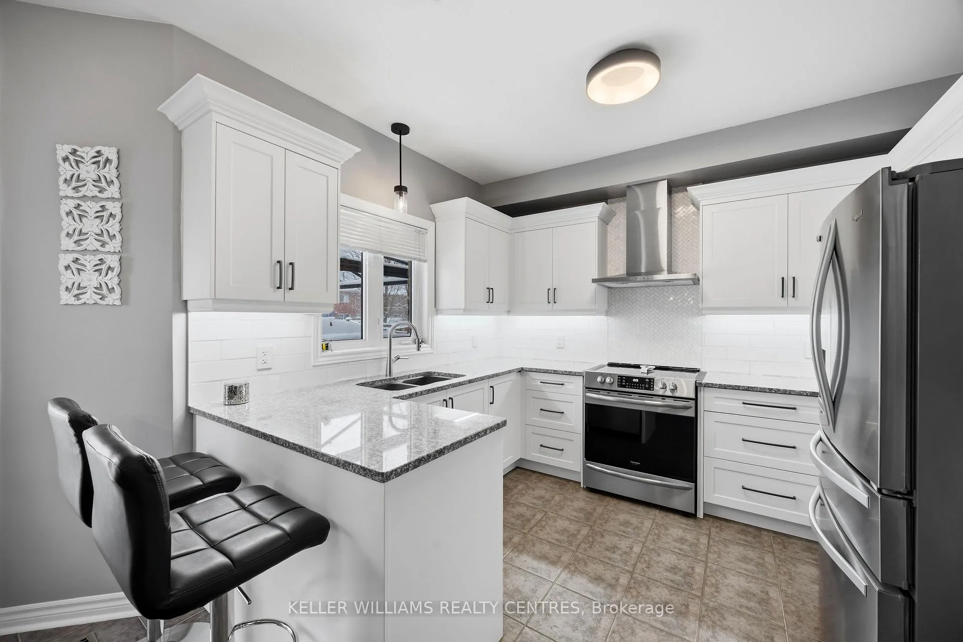 Photo 5 of 13 Surrey Street, Barrie, Little Lake — HOMEH