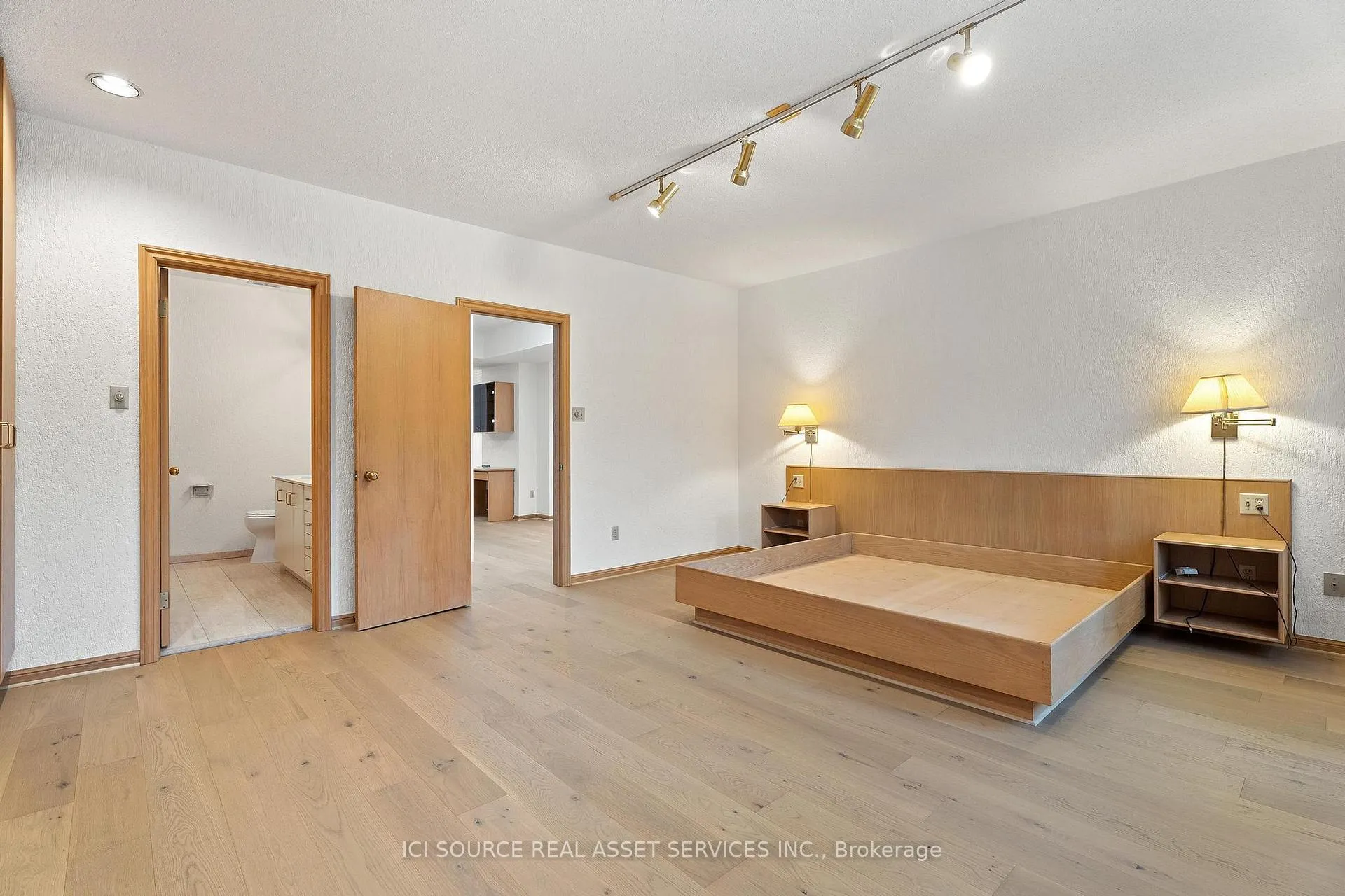 Photo 2 of Unit Upper, 574 St Clair Avenue W, Toronto, Humewood-Cedarvale — HOMEH