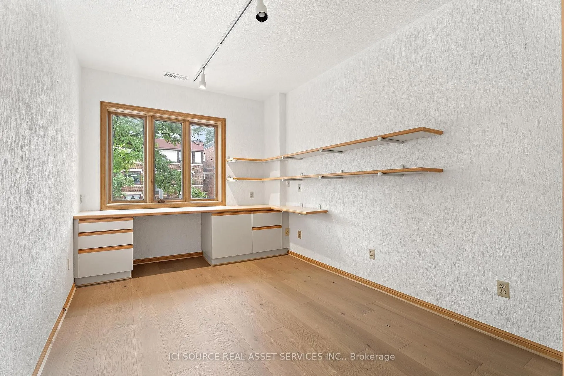 Photo 3 of Unit Upper, 574 St Clair Avenue W, Toronto, Humewood-Cedarvale — HOMEH