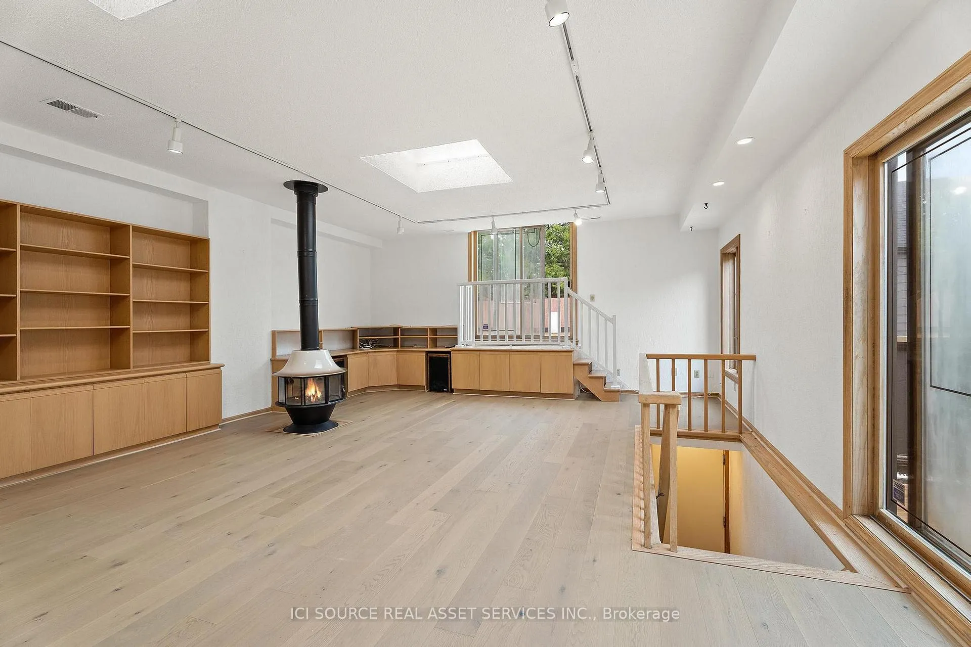 Photo 7 of Unit Upper, 574 St Clair Avenue W, Toronto, Humewood-Cedarvale — HOMEH