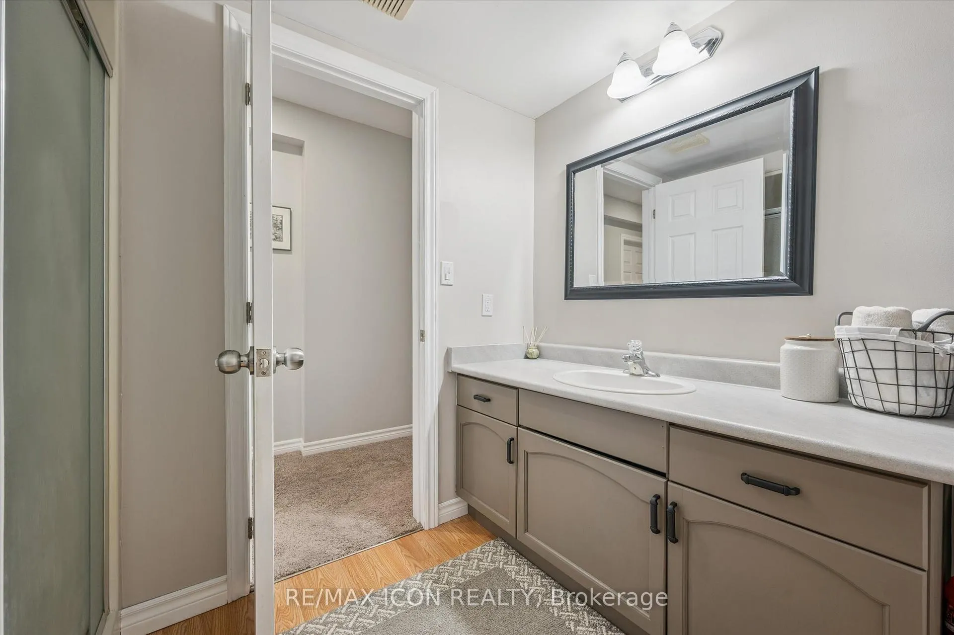 Photo 24 of 40 Abeles Avenue, Brant, Paris — HOMEH