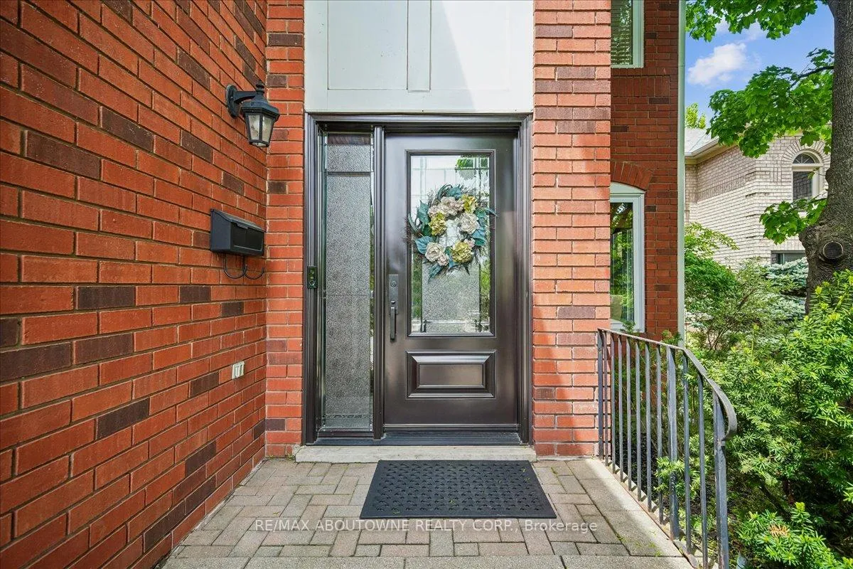 Photo 2 of 1053 Old Oak Drive, Oakville, West Oak Trails — HOMEH