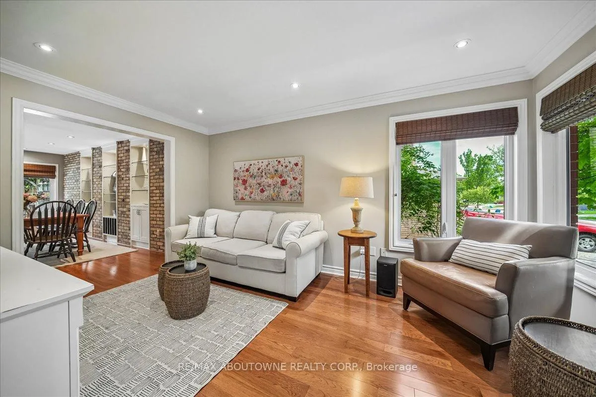 Photo 4 of 1053 Old Oak Drive, Oakville, West Oak Trails — HOMEH