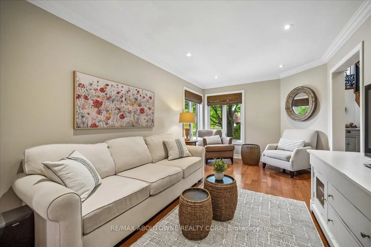 Photo 5 of 1053 Old Oak Drive, Oakville, West Oak Trails — HOMEH