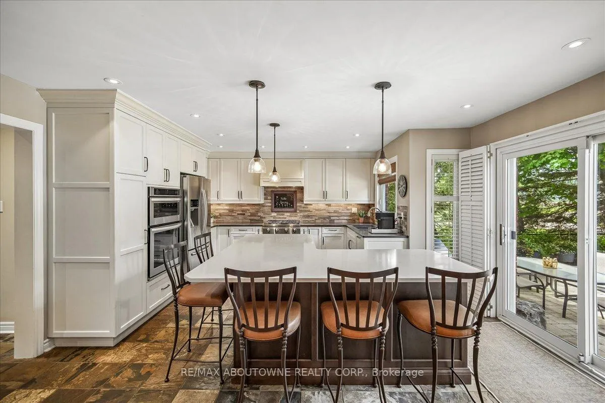 Photo 8 of 1053 Old Oak Drive, Oakville, West Oak Trails — HOMEH