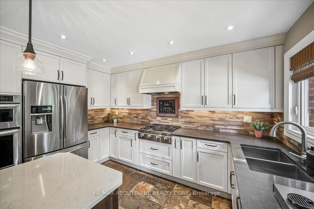 Photo 10 of 1053 Old Oak Drive, Oakville, West Oak Trails — HOMEH