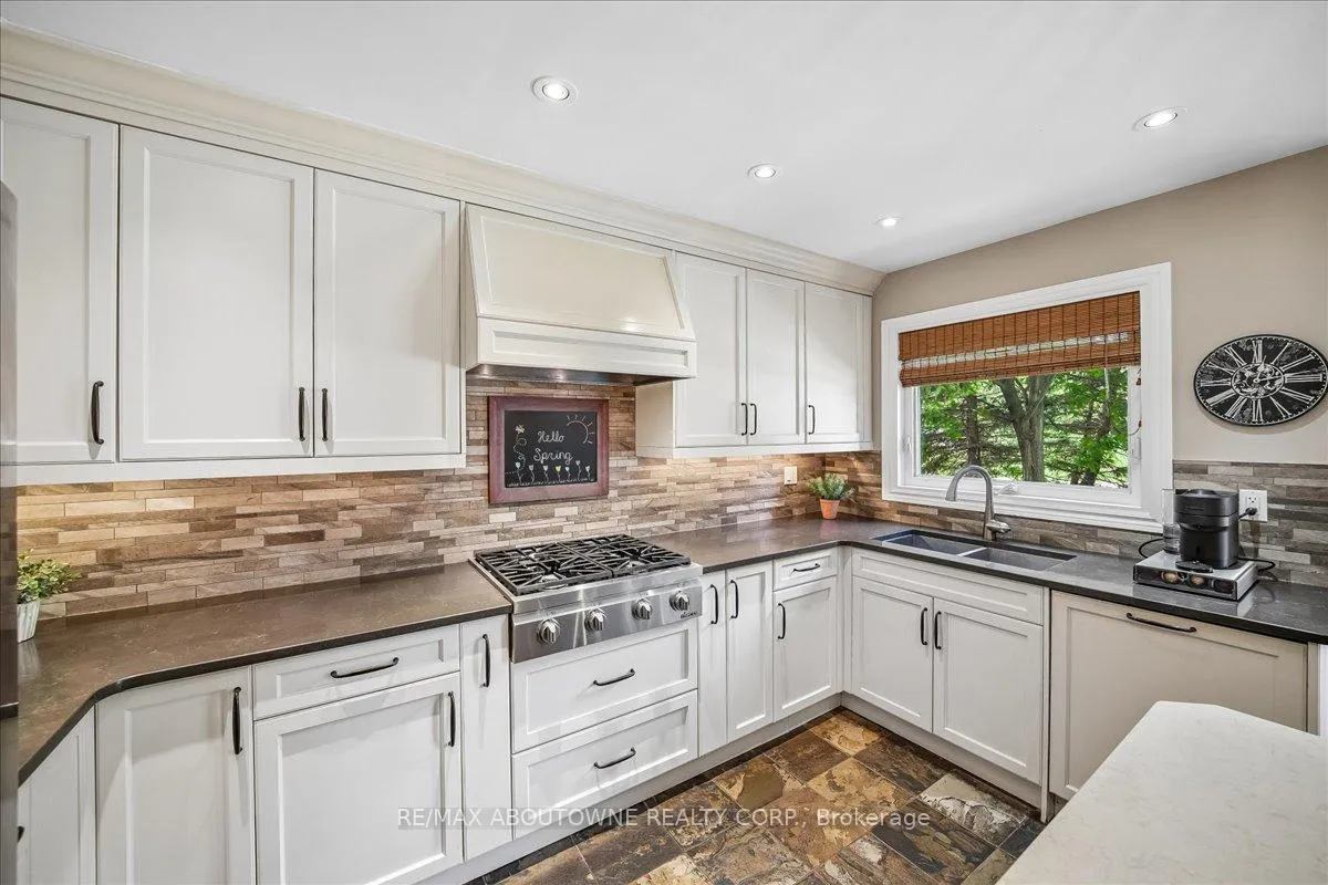 Photo 11 of 1053 Old Oak Drive, Oakville, West Oak Trails — HOMEH