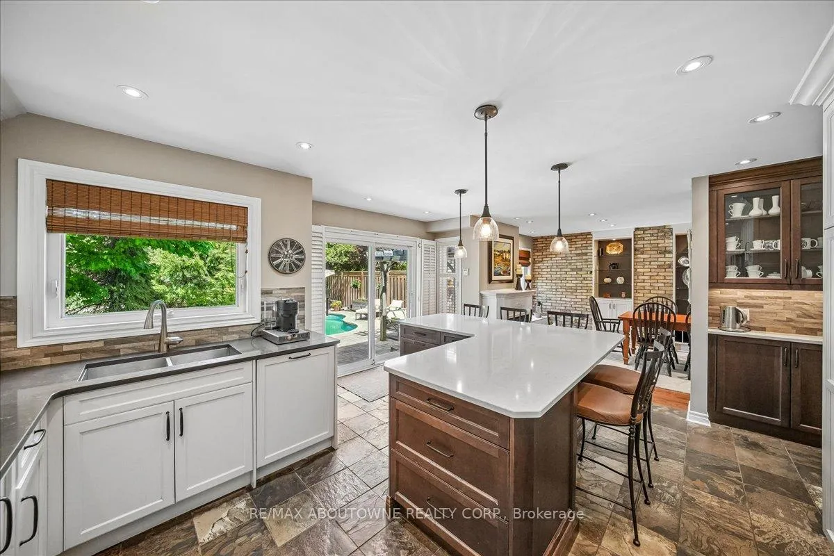 Photo 12 of 1053 Old Oak Drive, Oakville, West Oak Trails — HOMEH