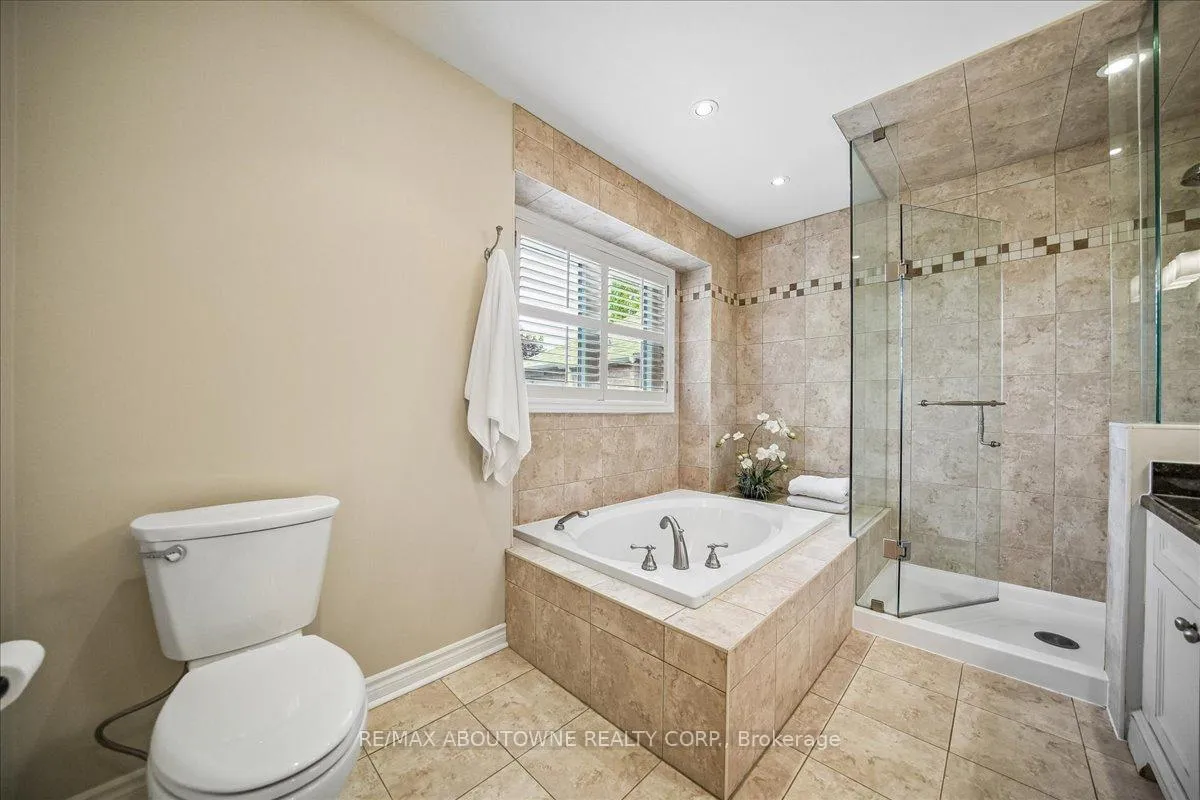 Photo 17 of 1053 Old Oak Drive, Oakville, West Oak Trails — HOMEH