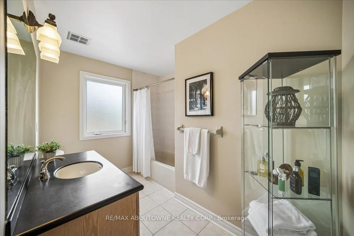 Photo 18 of 1053 Old Oak Drive, Oakville, West Oak Trails — HOMEH