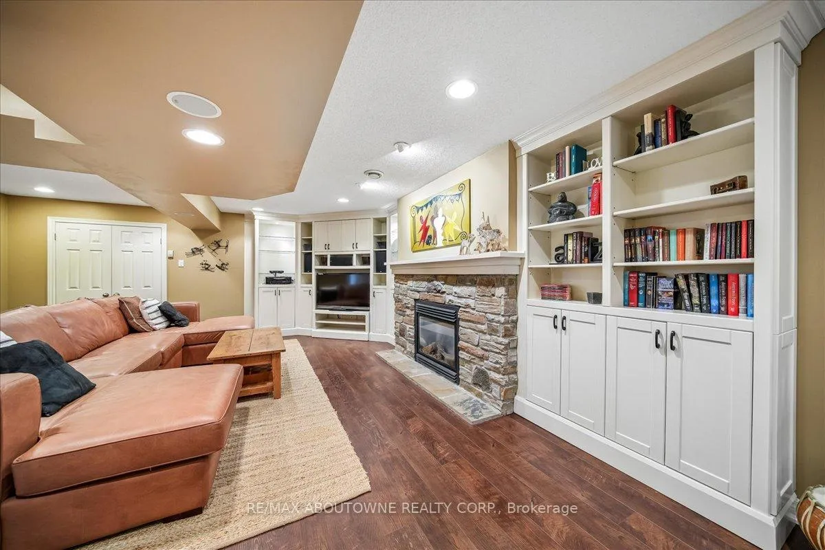 Photo 24 of 1053 Old Oak Drive, Oakville, West Oak Trails — HOMEH