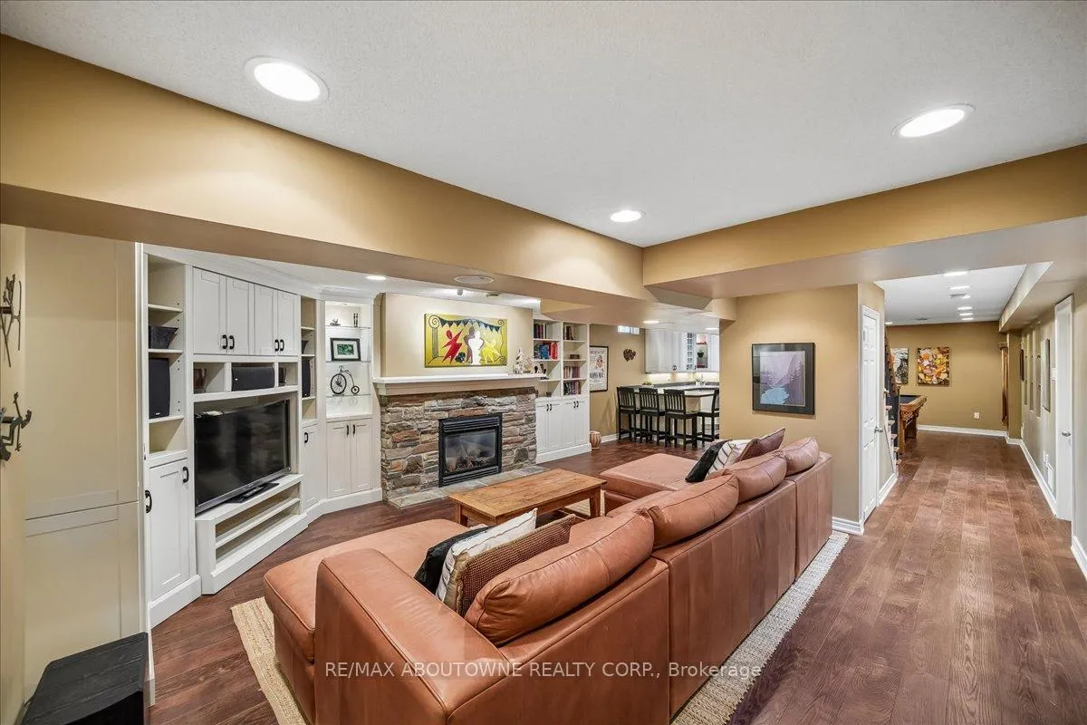 Photo 25 of 1053 Old Oak Drive, Oakville, West Oak Trails — HOMEH