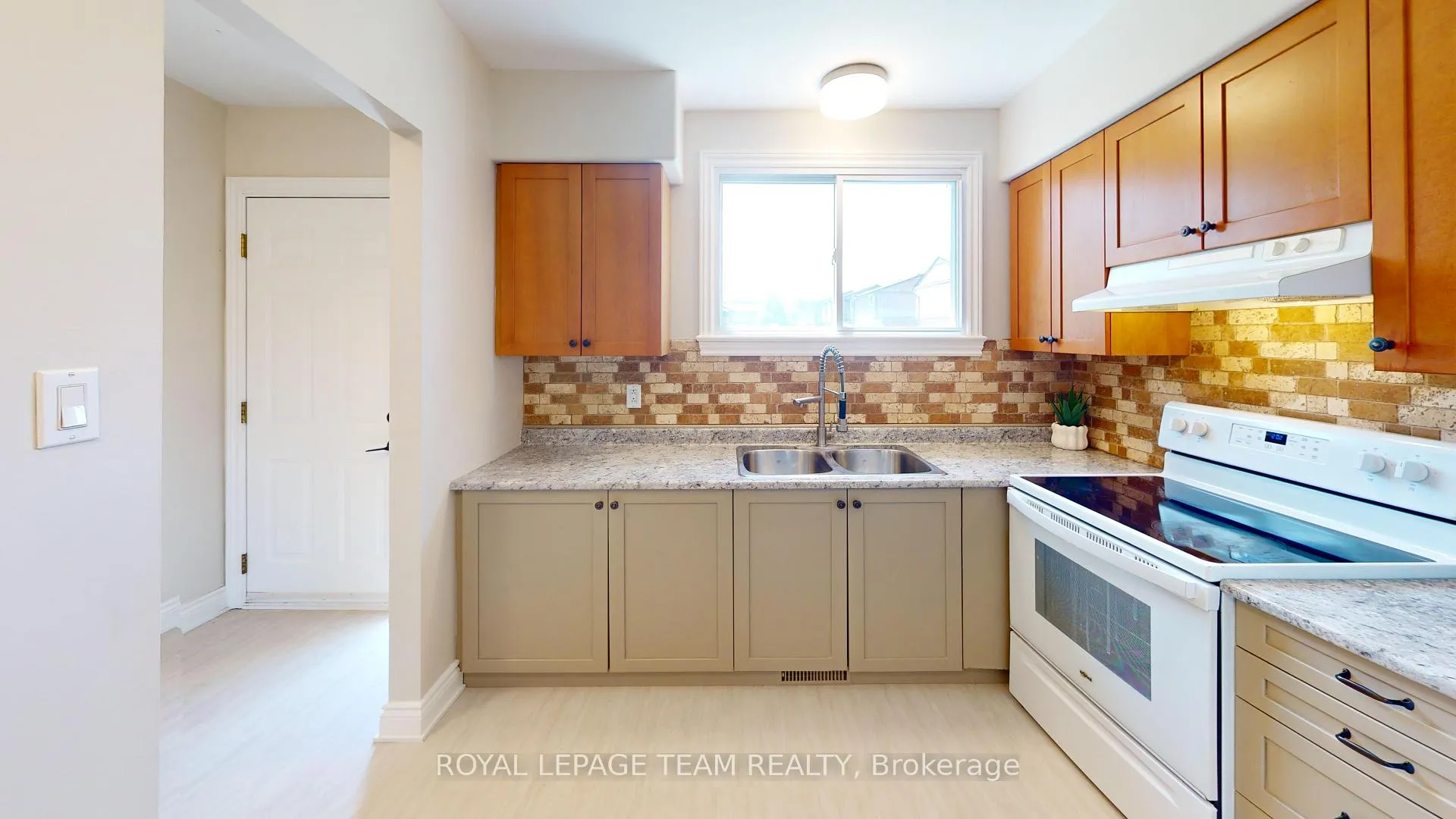 Photo 2 of Unit 40, 19 Glencoe Street, Ottawa, Arlington Woods — HOMEH
