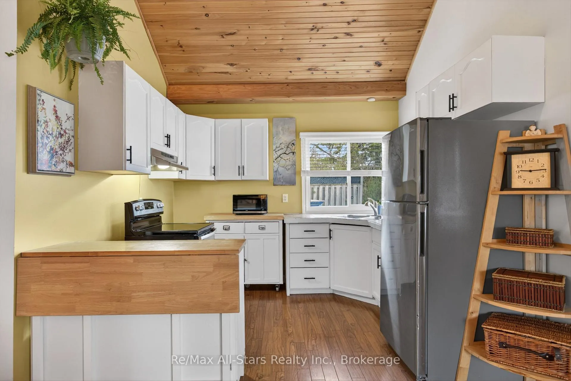 Photo 9 of 2 Elder Street, Kawartha Lakes, Fenelon — HOMEH