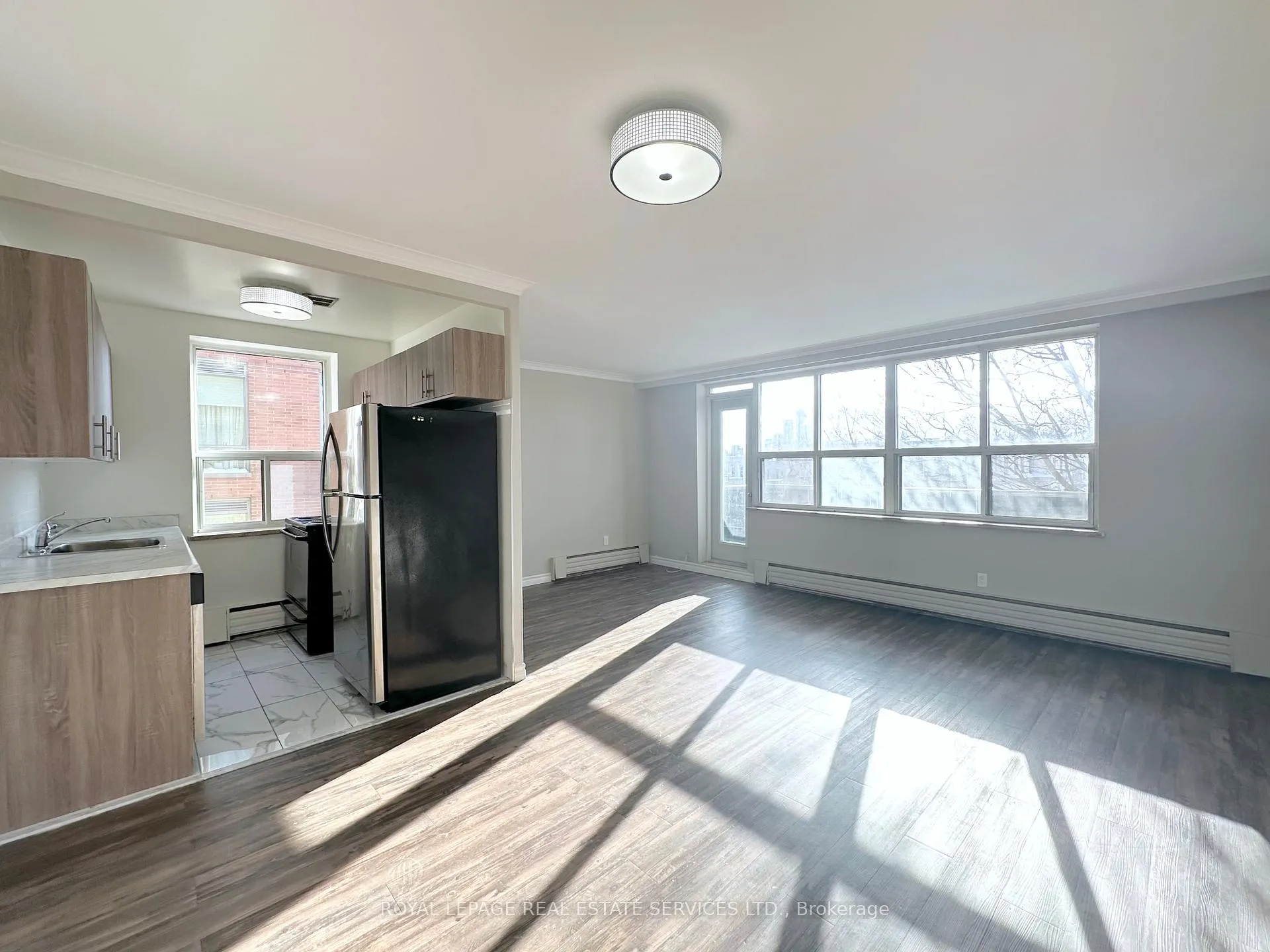Front of Unit 304, 276 St Clair Avenue W