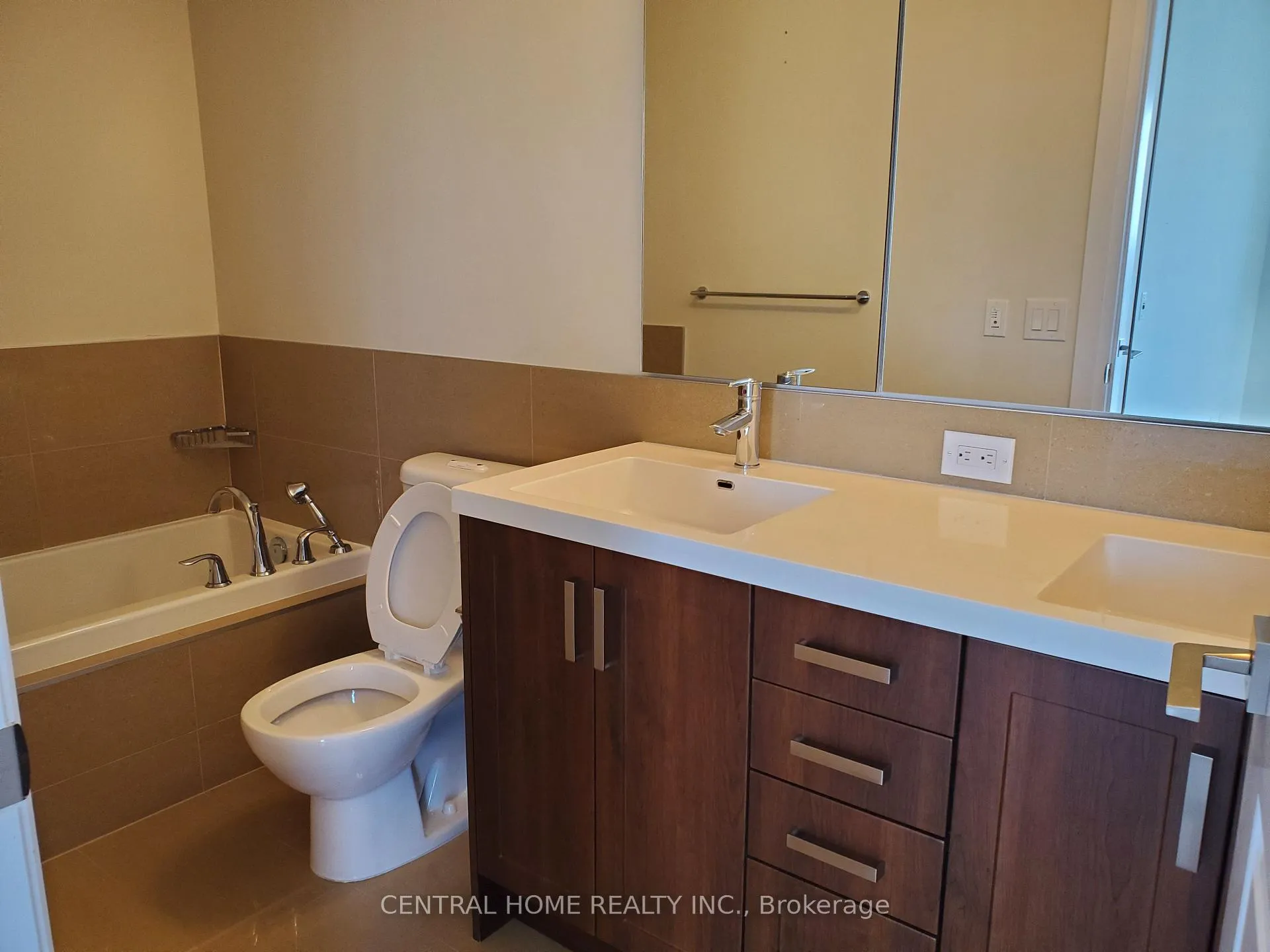 Photo 7 of Unit 825, 1 Old Mill Drive, Toronto, High Park-Swansea — HOMEH