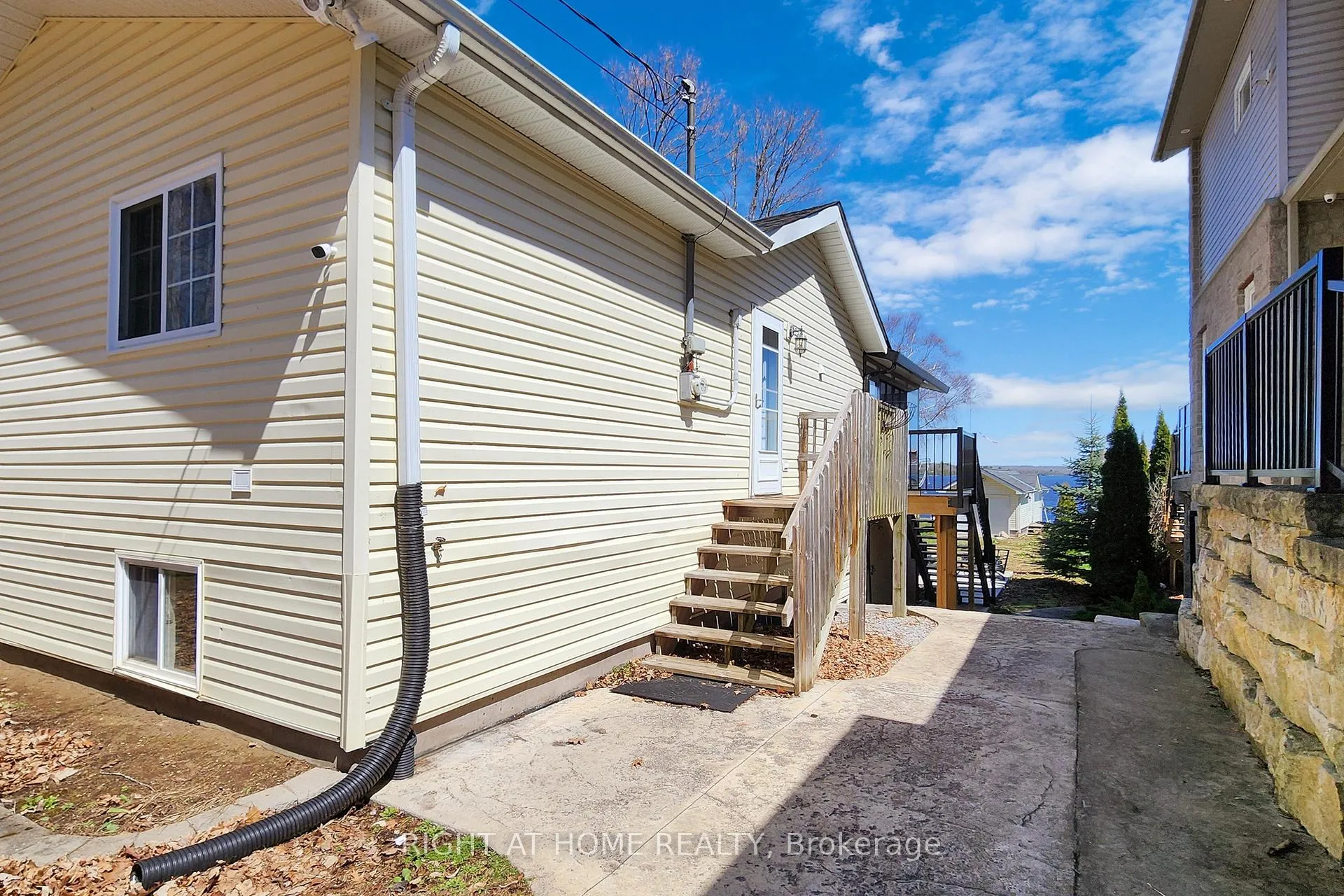 Photo 4 of 36 Hills Road, Kawartha Lakes, Bobcaygeon — HOMEH