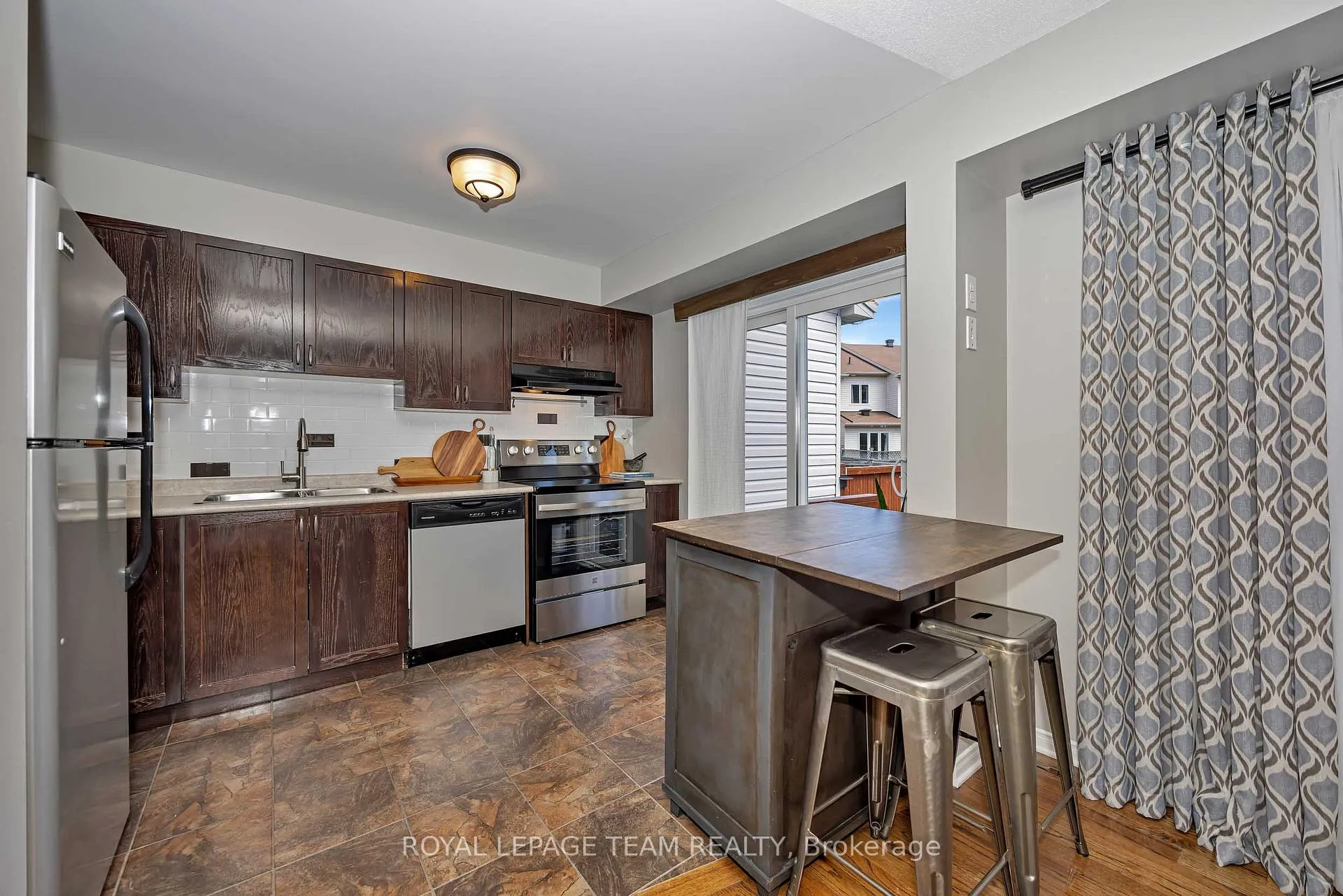 Photo 10 of 226 Arrita Street, Ottawa, Kanata - Emerald Meadows/Trailwest — HOMEH