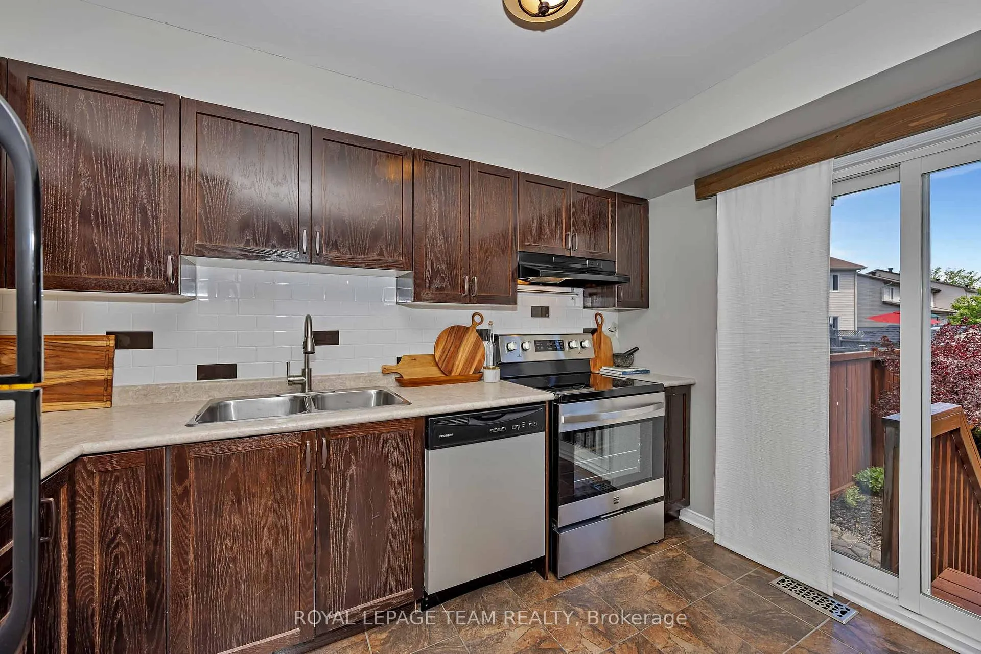 Photo 11 of 226 Arrita Street, Ottawa, Kanata - Emerald Meadows/Trailwest — HOMEH