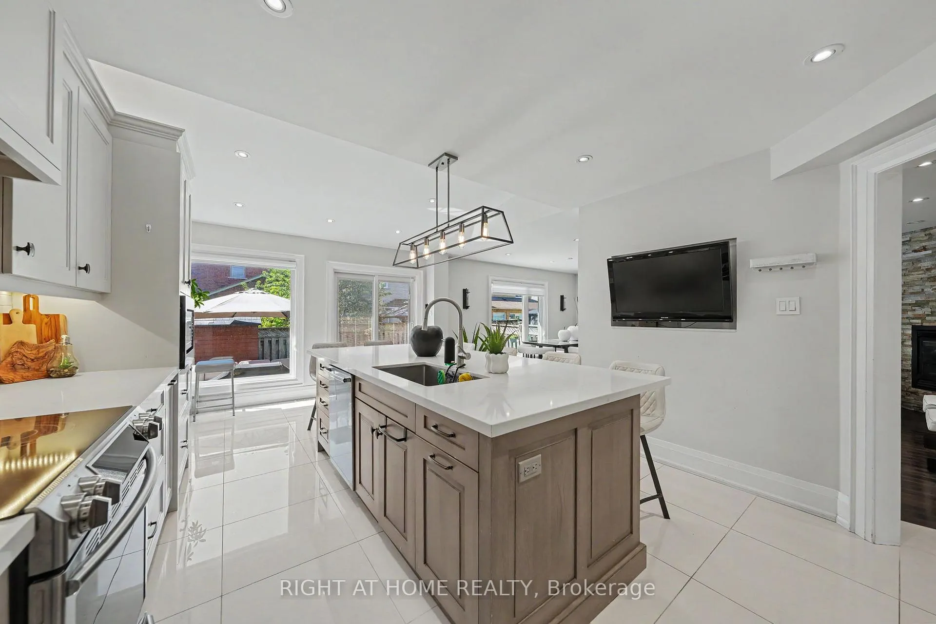 Photo 12 of 235 Montebello Avenue, Vaughan, Sonoma Heights — HOMEH