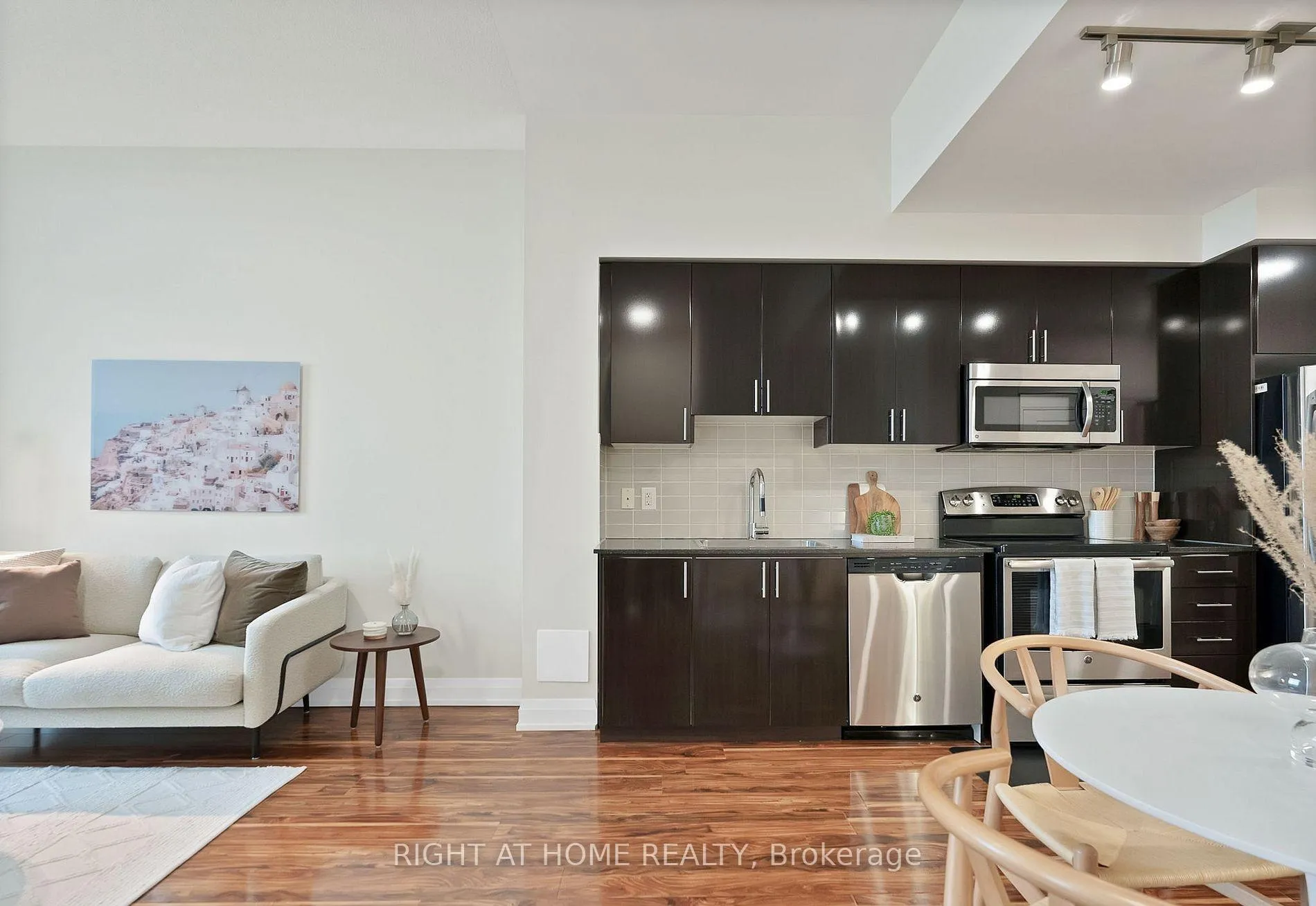 Photo 5 of Unit 303, 7171 Yonge Street, Markham, Grandview — HOMEH