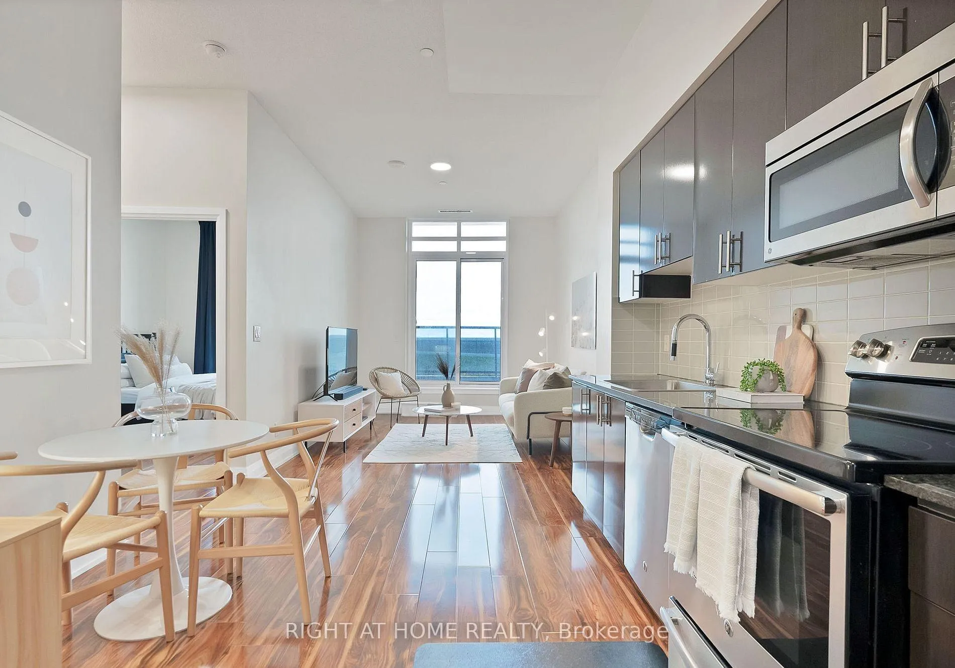 Photo 6 of Unit 303, 7171 Yonge Street, Markham, Grandview — HOMEH