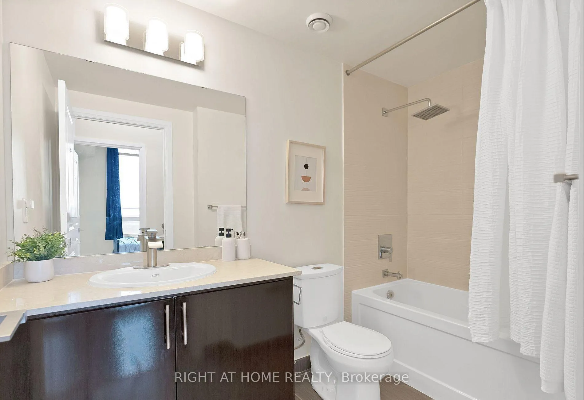 Photo 9 of Unit 303, 7171 Yonge Street, Markham, Grandview — HOMEH
