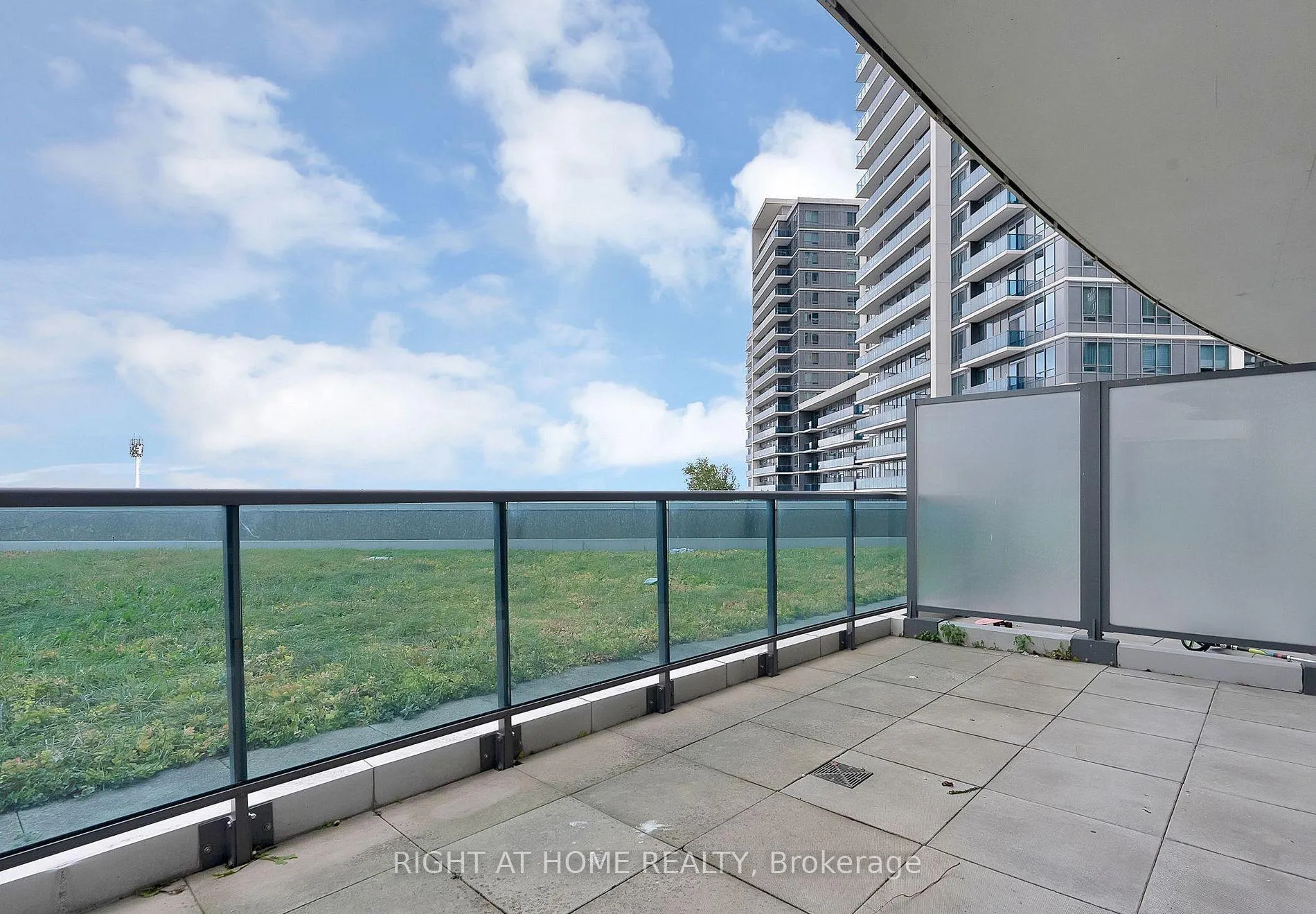 Photo 10 of Unit 303, 7171 Yonge Street, Markham, Grandview — HOMEH