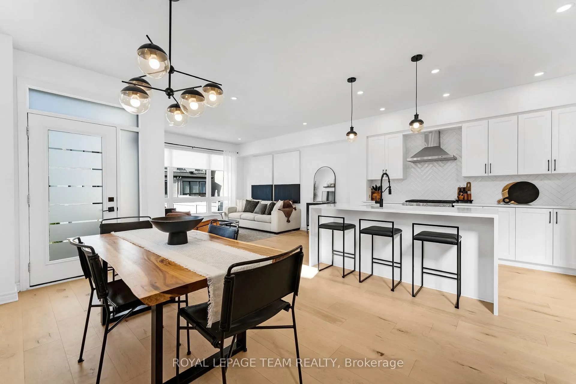 Photo 13 of 808 Chipping Circle, Ottawa, Riverside South/Gloucester Glen — HOMEH