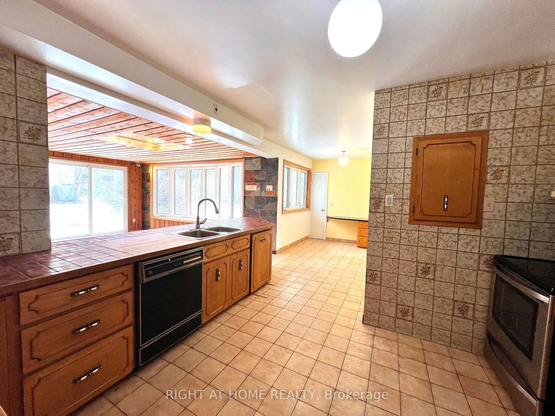 Photo 9 of 77 Riverside Boulevard, Vaughan, Uplands — HOMEH