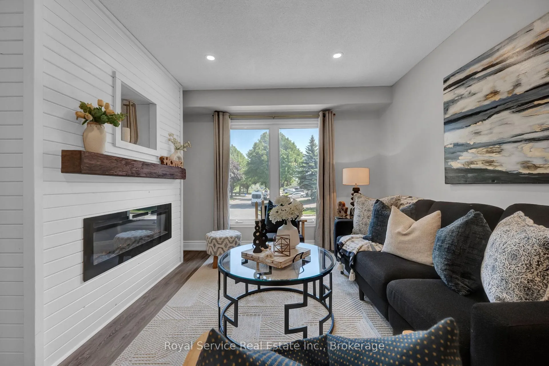 Photo 3 of 58 John Scott Court, Clarington, Bowmanville — HOMEH