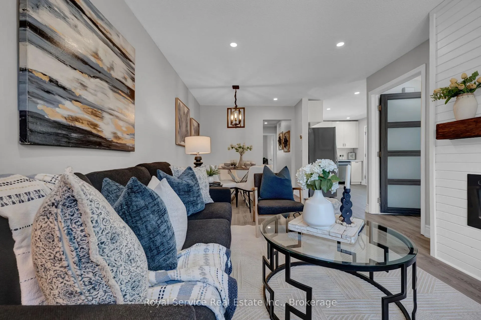 Photo 4 of 58 John Scott Court, Clarington, Bowmanville — HOMEH