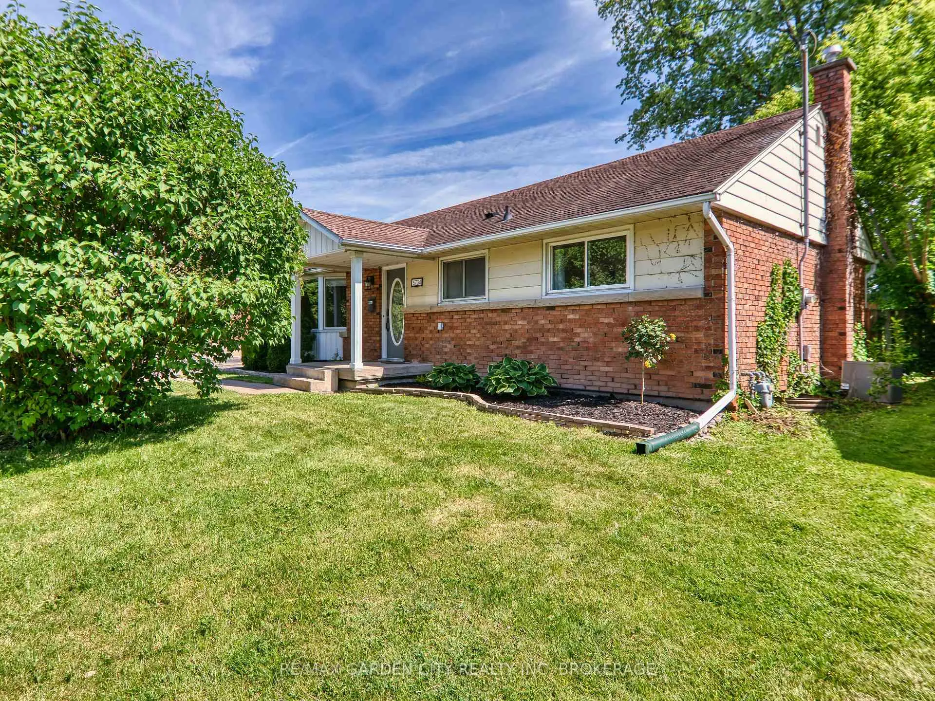 Photo 2 of 6734 O'Neil Street, Niagara Falls, Stamford — HOMEH
