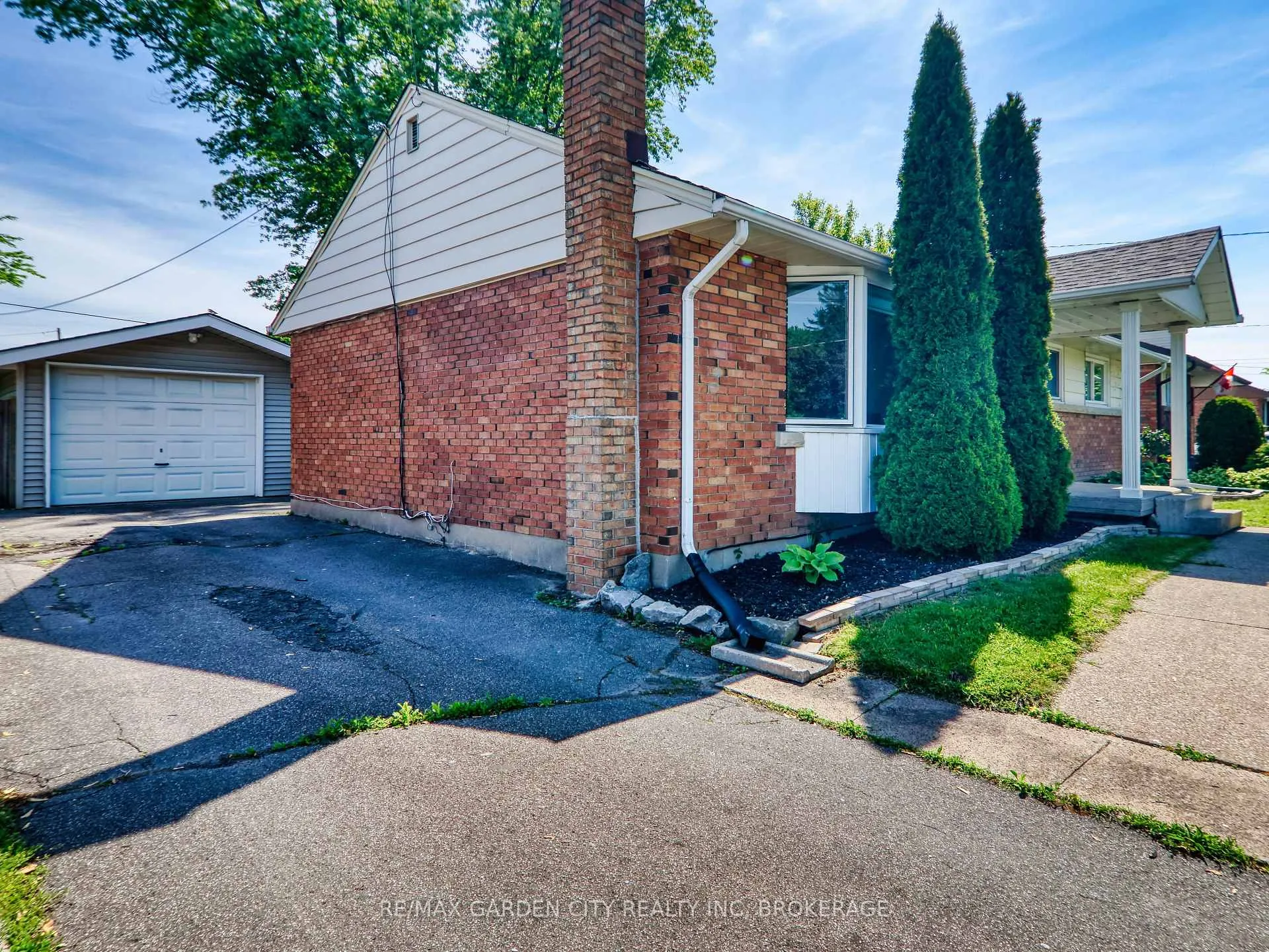 Photo 3 of 6734 O'Neil Street, Niagara Falls, Stamford — HOMEH
