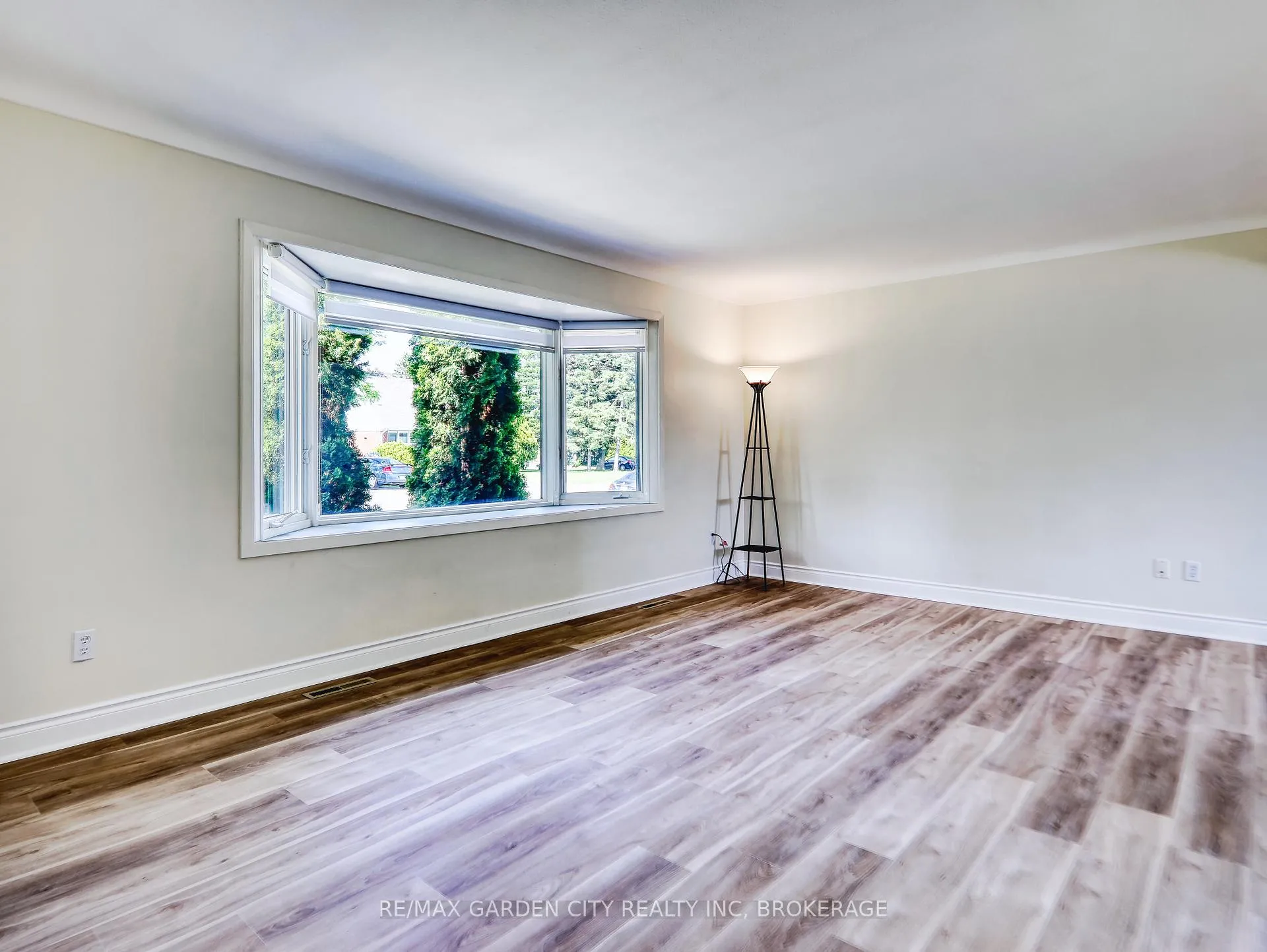 Photo 8 of 6734 O'Neil Street, Niagara Falls, Stamford — HOMEH