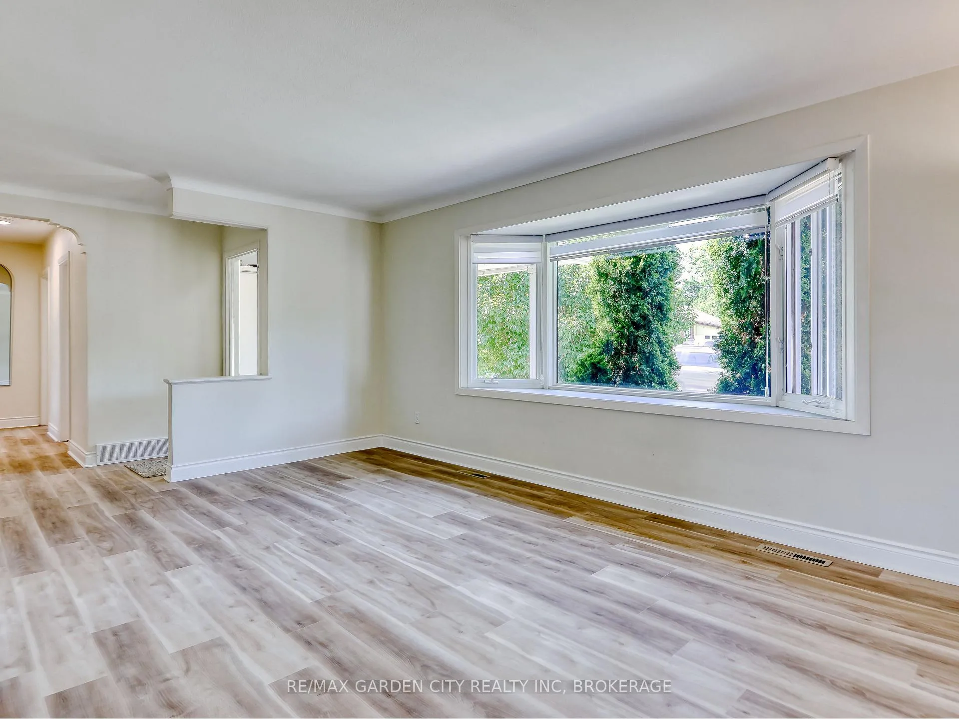 Photo 9 of 6734 O'Neil Street, Niagara Falls, Stamford — HOMEH