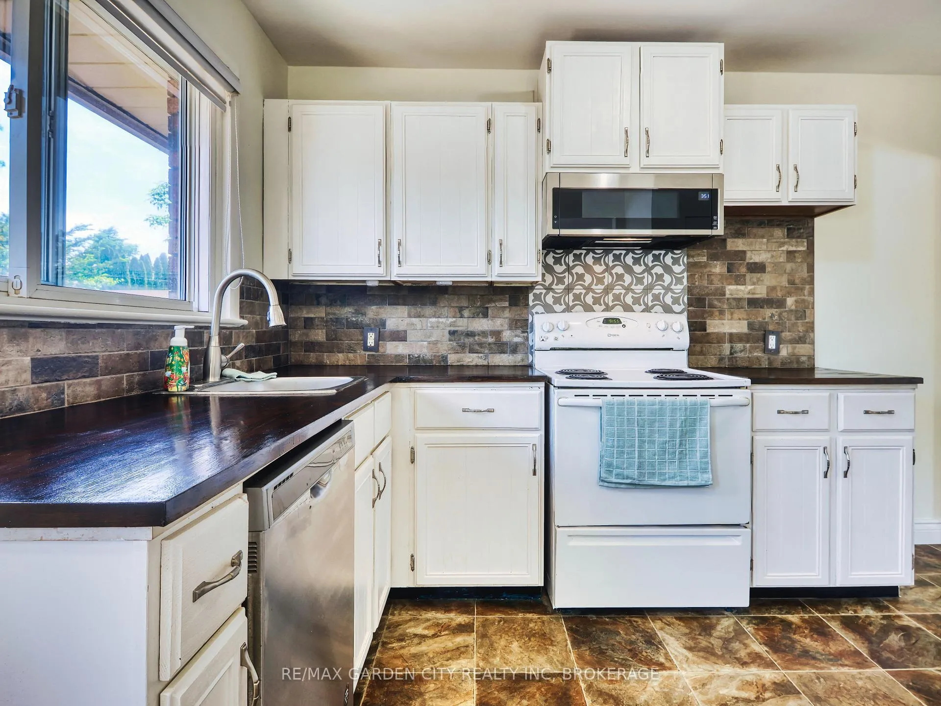 Photo 15 of 6734 O'Neil Street, Niagara Falls, Stamford — HOMEH