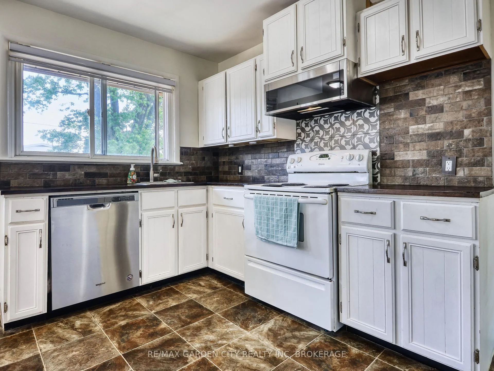 Photo 18 of 6734 O'Neil Street, Niagara Falls, Stamford — HOMEH