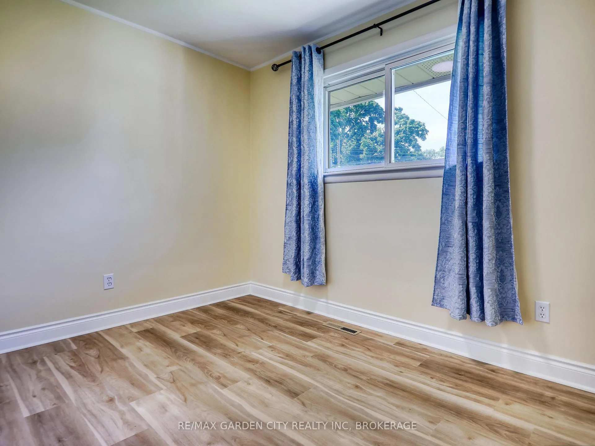 Photo 25 of 6734 O'Neil Street, Niagara Falls, Stamford — HOMEH