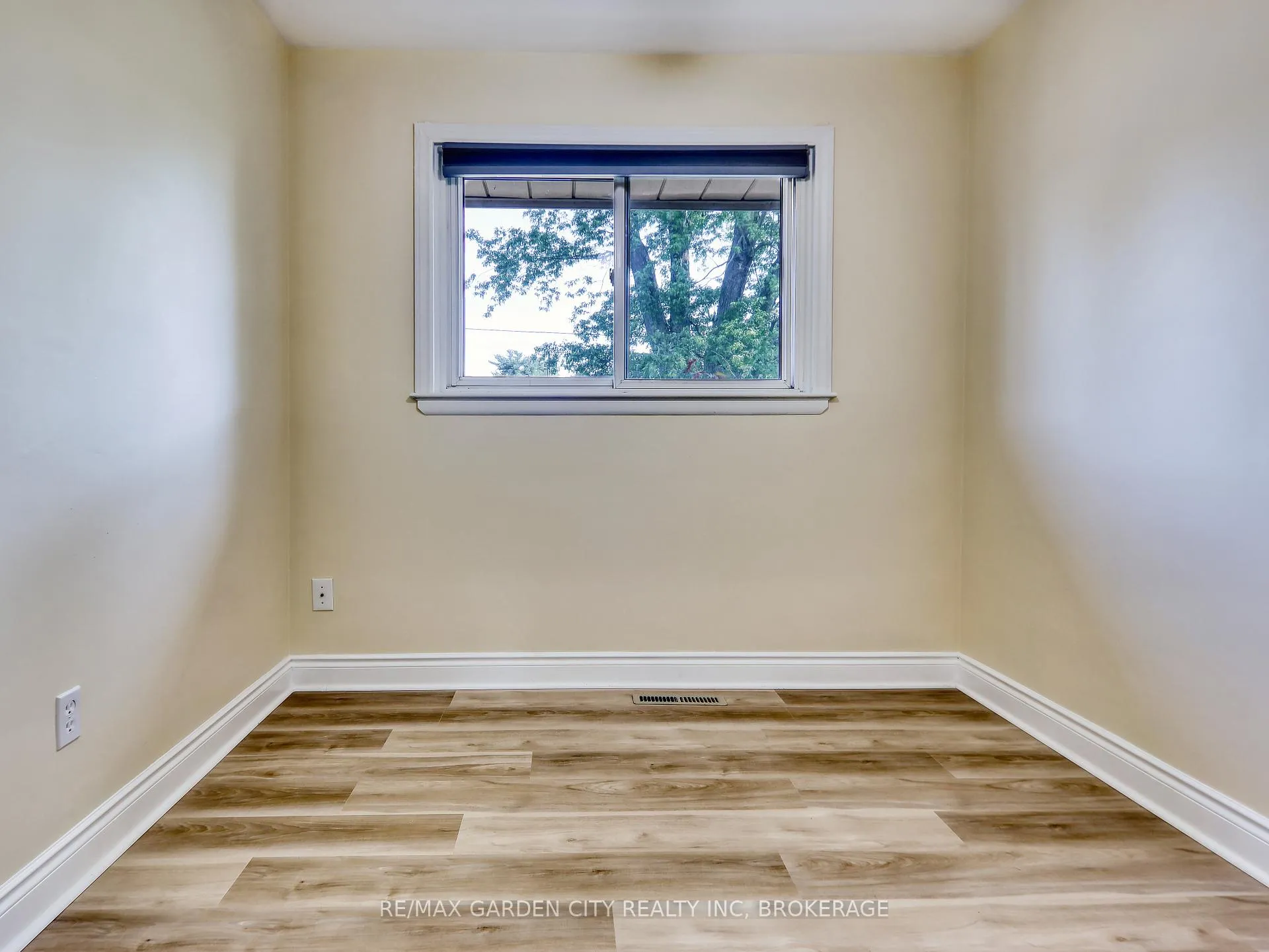 Photo 27 of 6734 O'Neil Street, Niagara Falls, Stamford — HOMEH