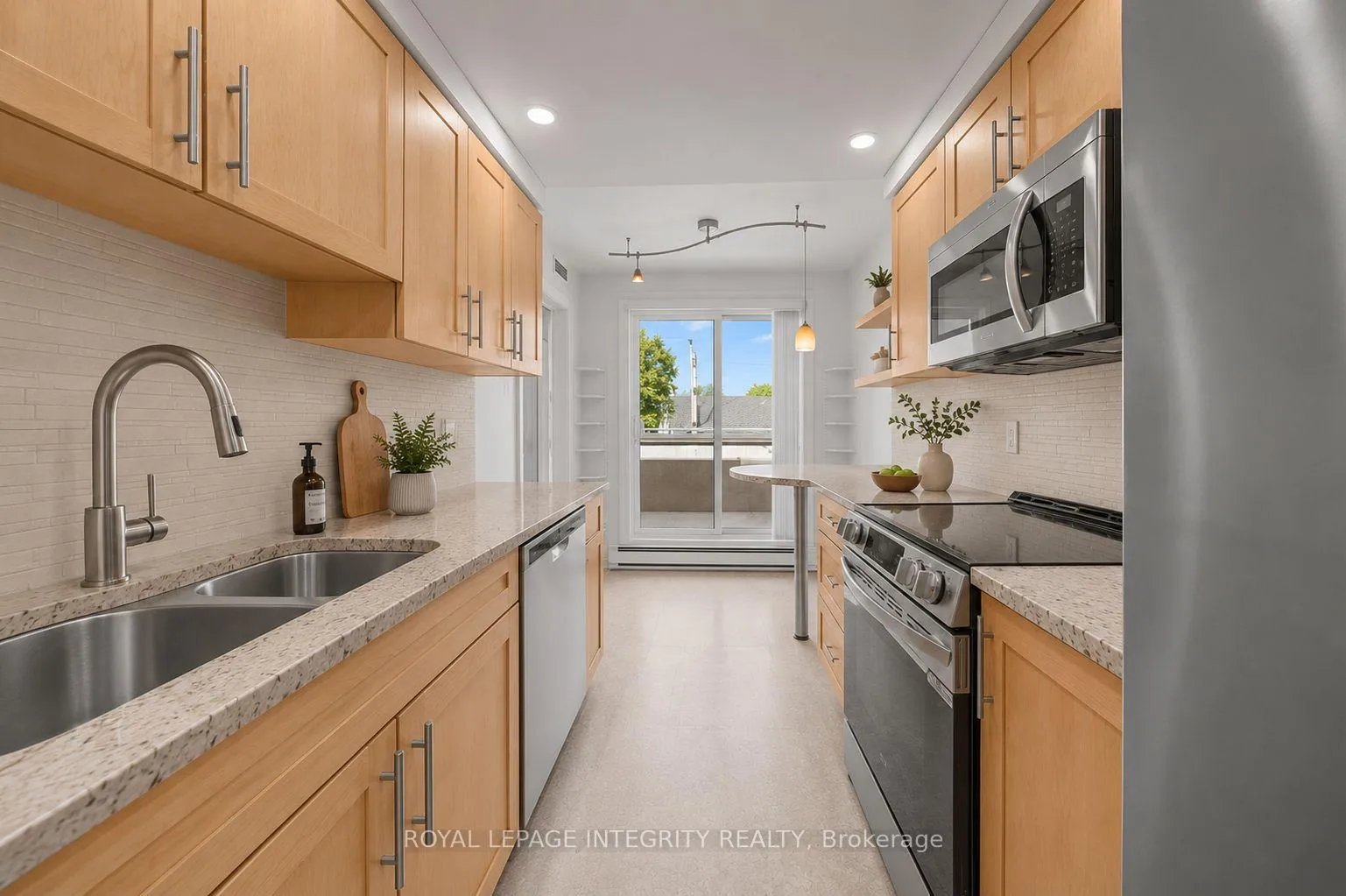 Photo 12 of Unit PH5, 939 North River Road, Ottawa, Overbrook — HOMEH