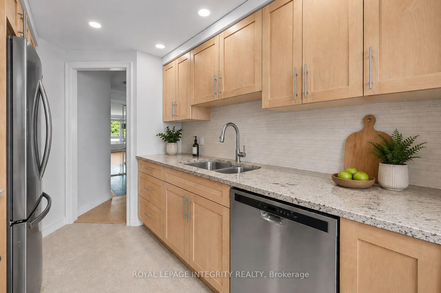 Photo 14 of Unit PH5, 939 North River Road, Ottawa, Overbrook — HOMEH
